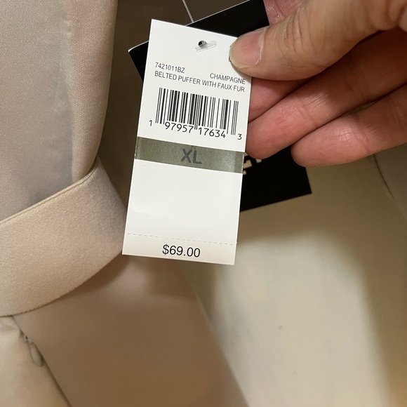 Women's Beige Quilted Jacket with Faux Fur Trim - Picture 9 of 9